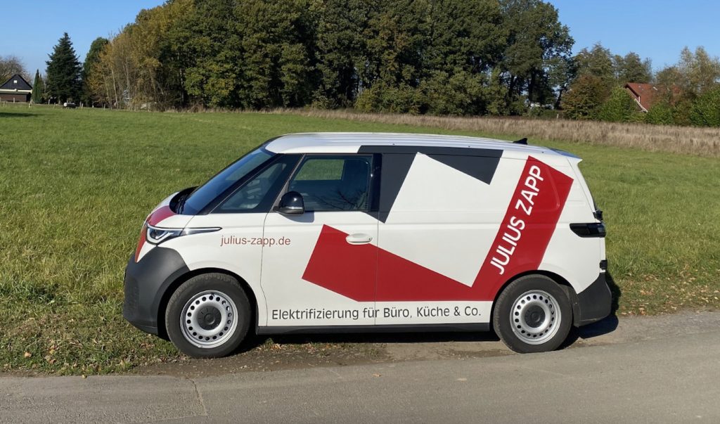 Beschrifteter Bulli von Julius Zapp